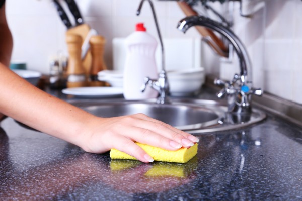 キッチンでの掃除の頻度は？きれいなキッチンを保つためのポイントサムネイル